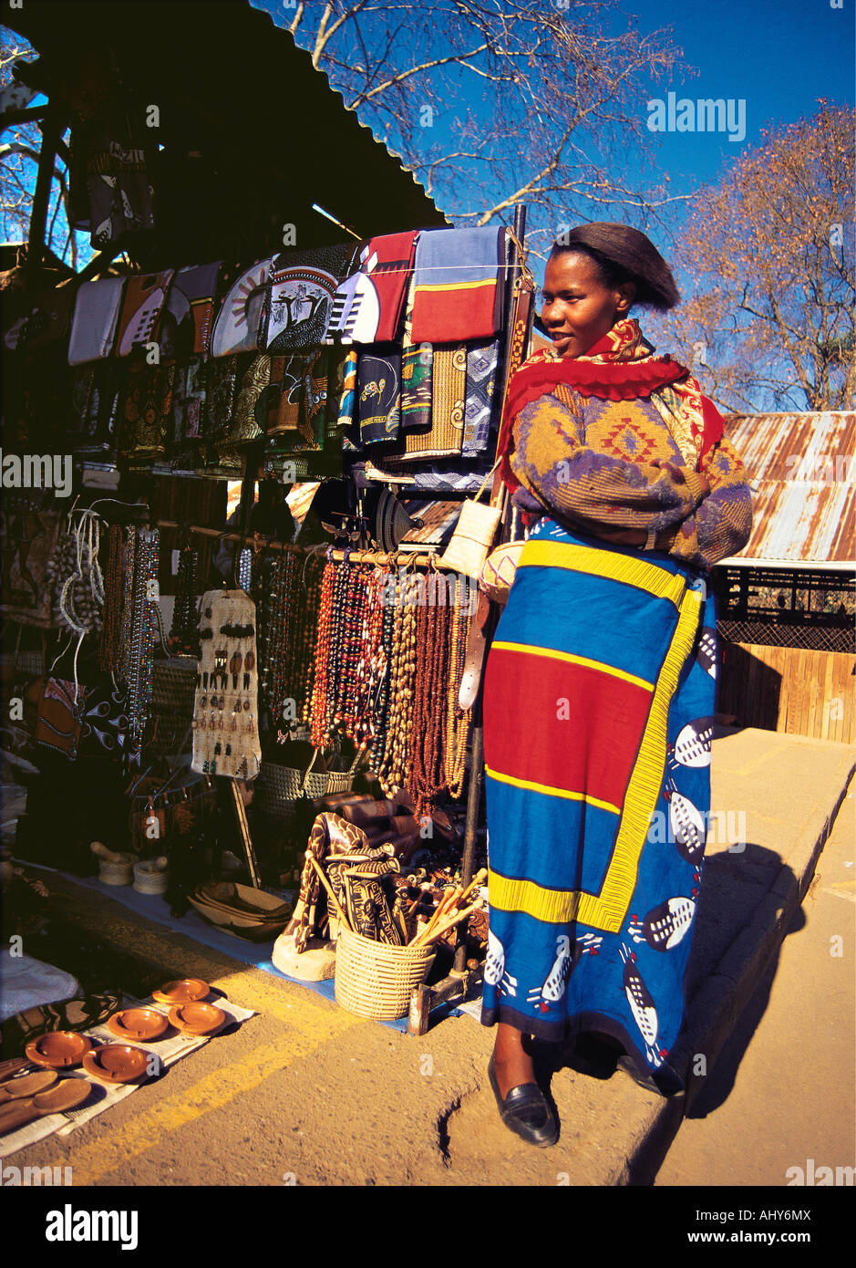 Une femme africaine portant un costume traditionnel à son étal du marché à Mbabane au Swaziland Banque D'Images