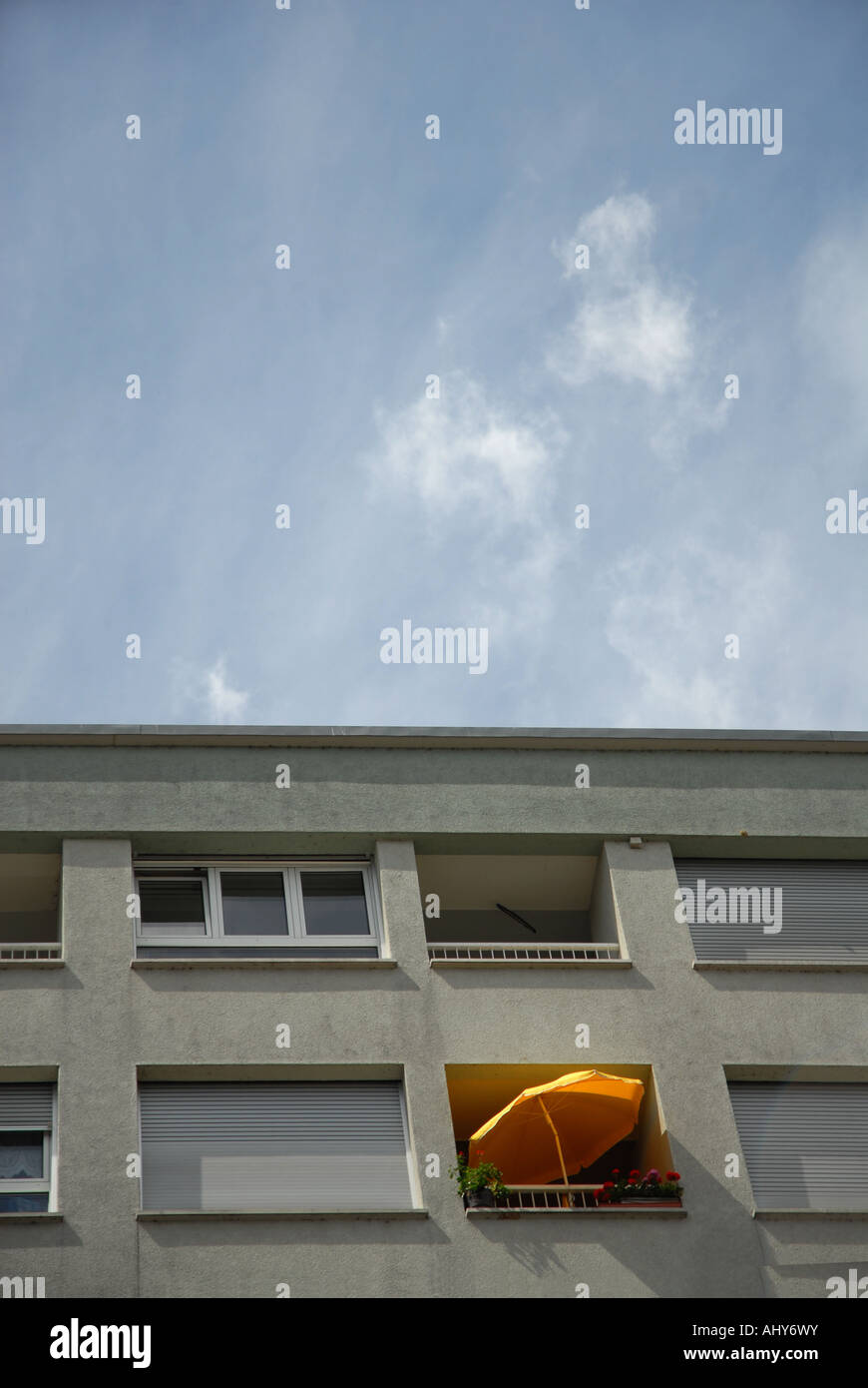 Balcon avec parasol dans un bloc de vélos Banque D'Images