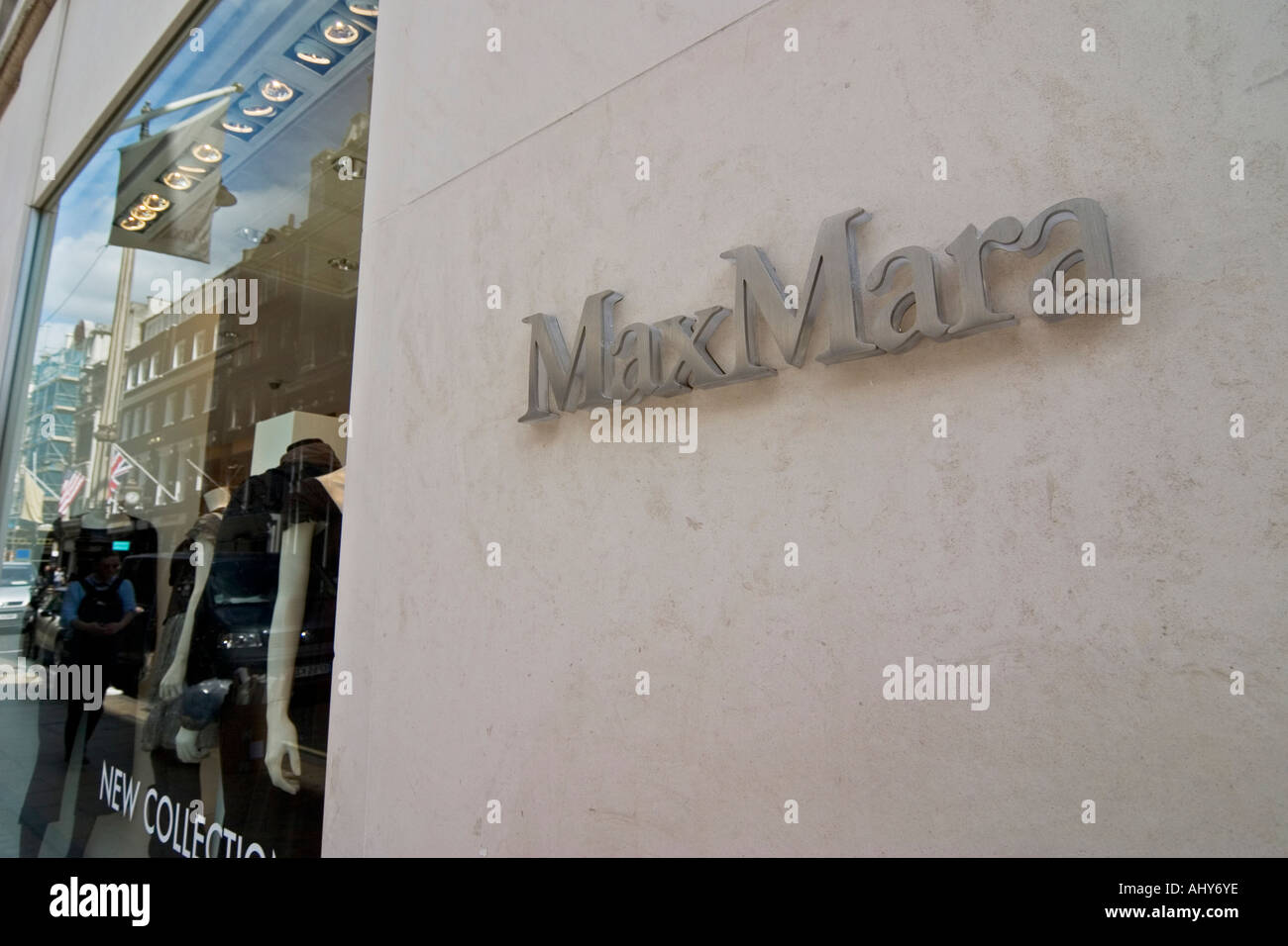 Close up of Max Mara signe et vitrine sur Bond Street Banque D'Images