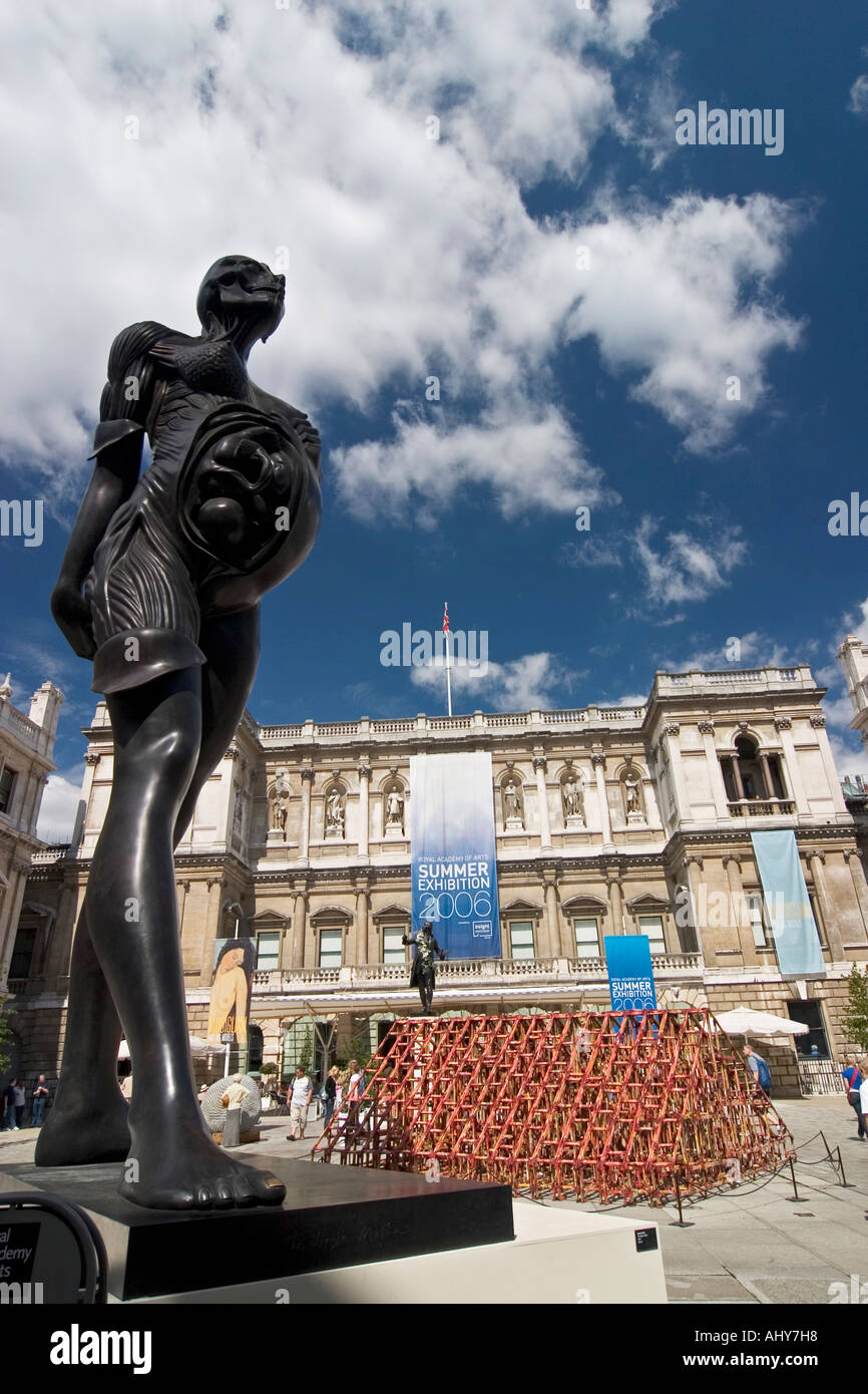 Royal Academy of Arts Burlington House Piccadilly Londres Damien Hirst La Mère Virging sculpture dans l'avant-cour Banque D'Images