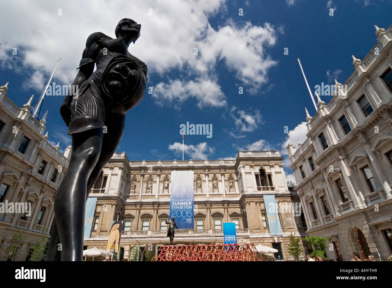 Royal Academy of Arts Burlington House Piccadilly Londres Damien Hirst La Mère Virging sculpture dans l'avant-cour Banque D'Images