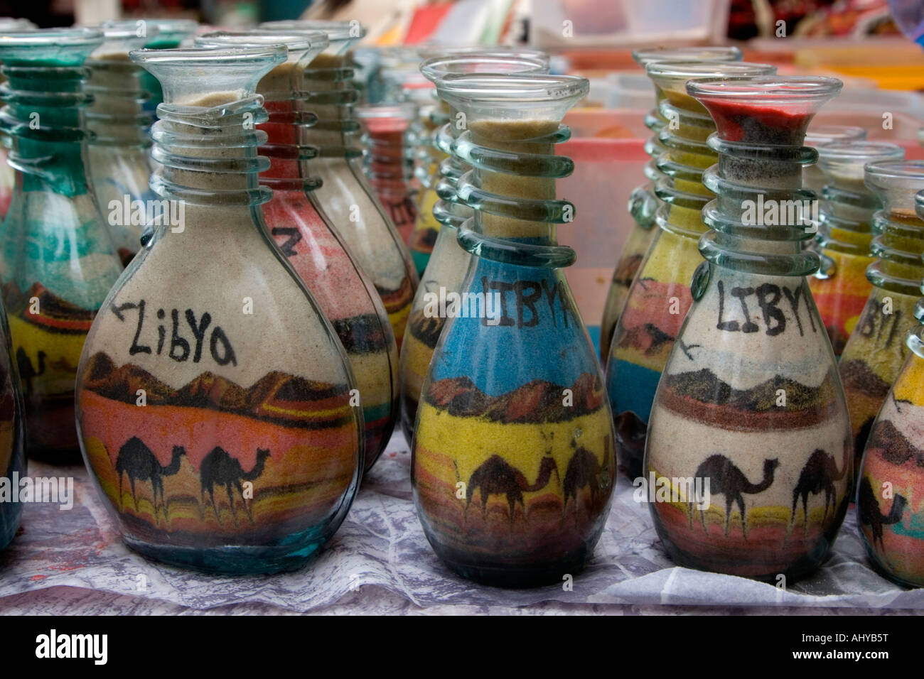 Tripoli (Libye). Peintures de sable dans des bouteilles dans la médina (vieille ville). Banque D'Images