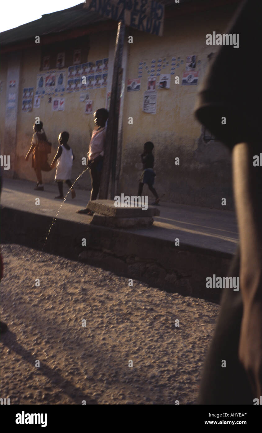 Boy pisse dans la rue au Ghana l'Afrique de l'ouest Banque D'Images
