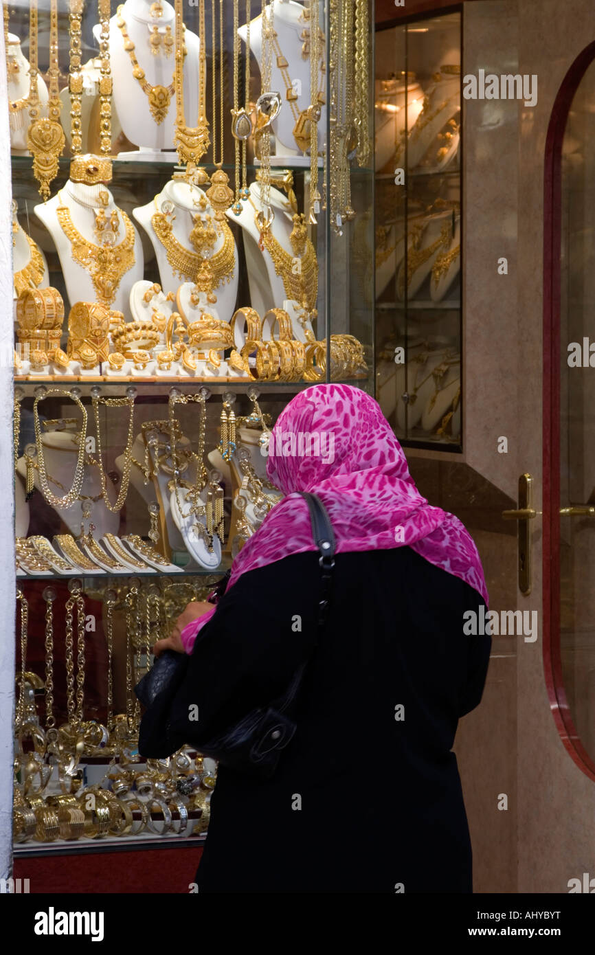 Tripoli (Libye). Bijoux en or à l'écran, Tripoli la médina (vieille ville). Shopping pour les bijoux Banque D'Images