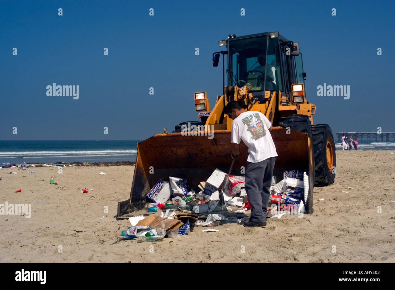 Nettoyage des saletés sur la plage après le 4 juillet Maison de Pacific Beach à San Diego en Californie Banque D'Images