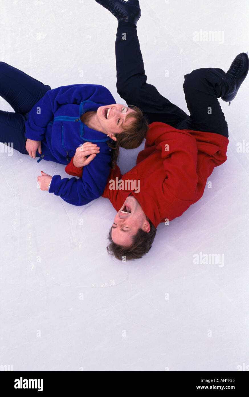 Ice Skating couple f rire sur le terrain Banque D'Images