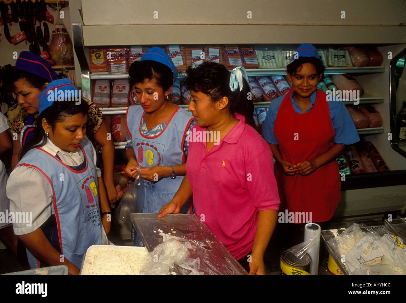 La femme mexicaine, les femmes adultes, travaillant, boucherie, boucherie ministère, Comercial Mexicana, supermercado, supermarché, Cancun, Mexique Banque D'Images