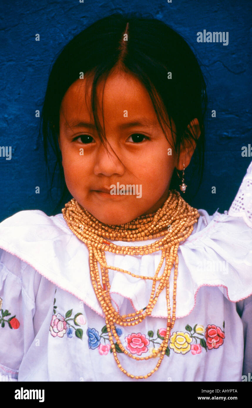 Otavalenas Fille 4 5 ans robe traditionnelle rue bijoux portrait Equateur  Photo Stock - Alamy