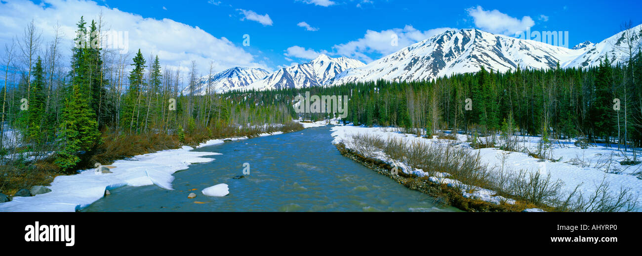 Les montagnes enneigées et la rivière Chulitna Route 3 près de l'Alaska col large Banque D'Images