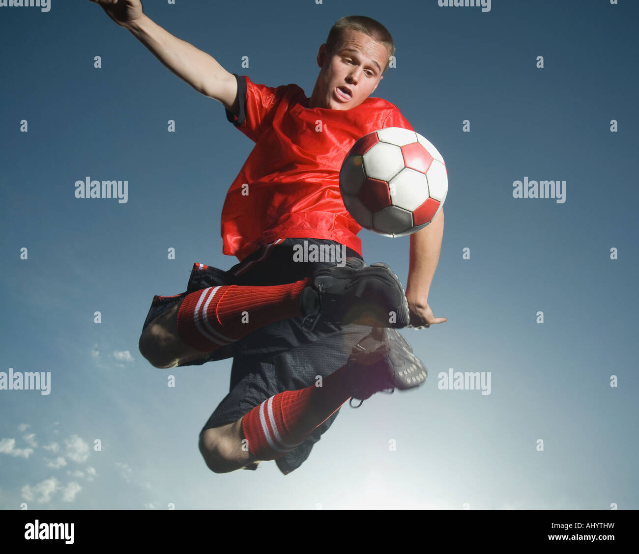 Low angle view of soccer player jumping Banque D'Images