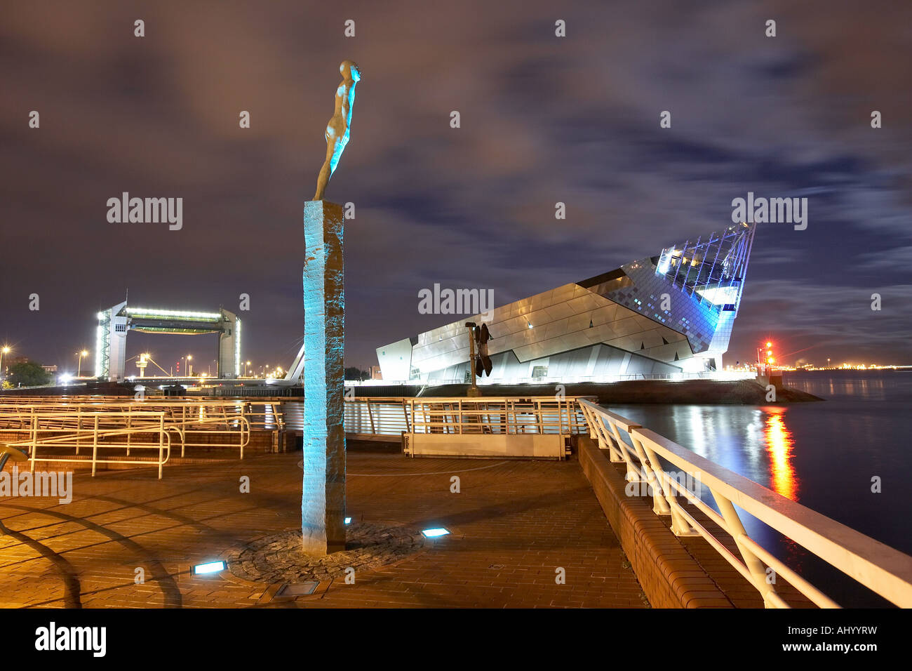 Septembre 2007 Le Voyage statue trône à côté de la barrière et la marée de nuit profonde Hull East Yorkshire Septembre 2007 Banque D'Images