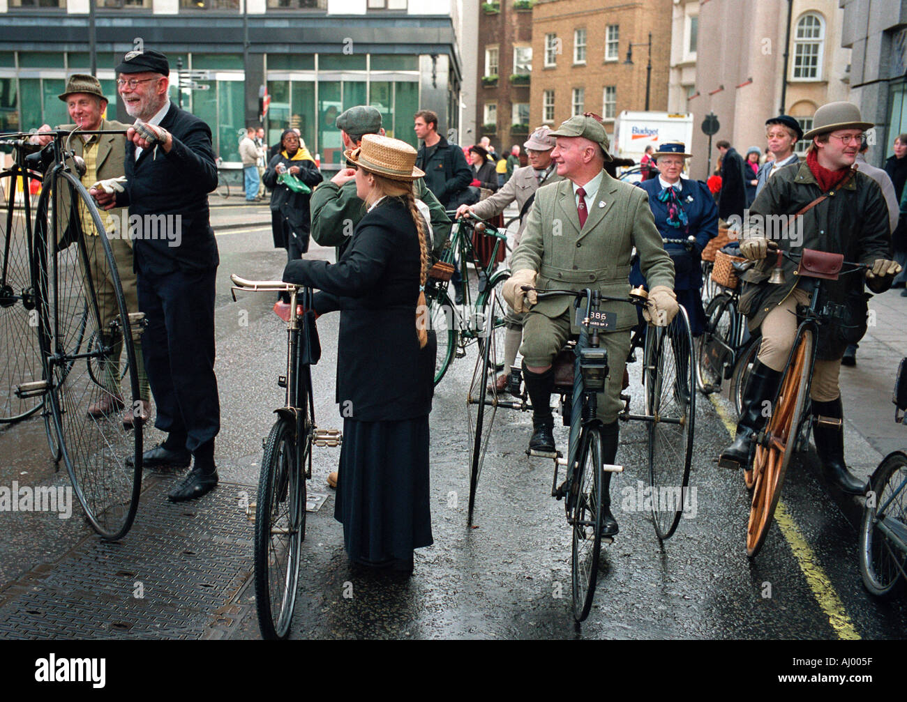 Les participants déguisés en cyclistes édouardien à Londres New Years Day Parade Banque D'Images