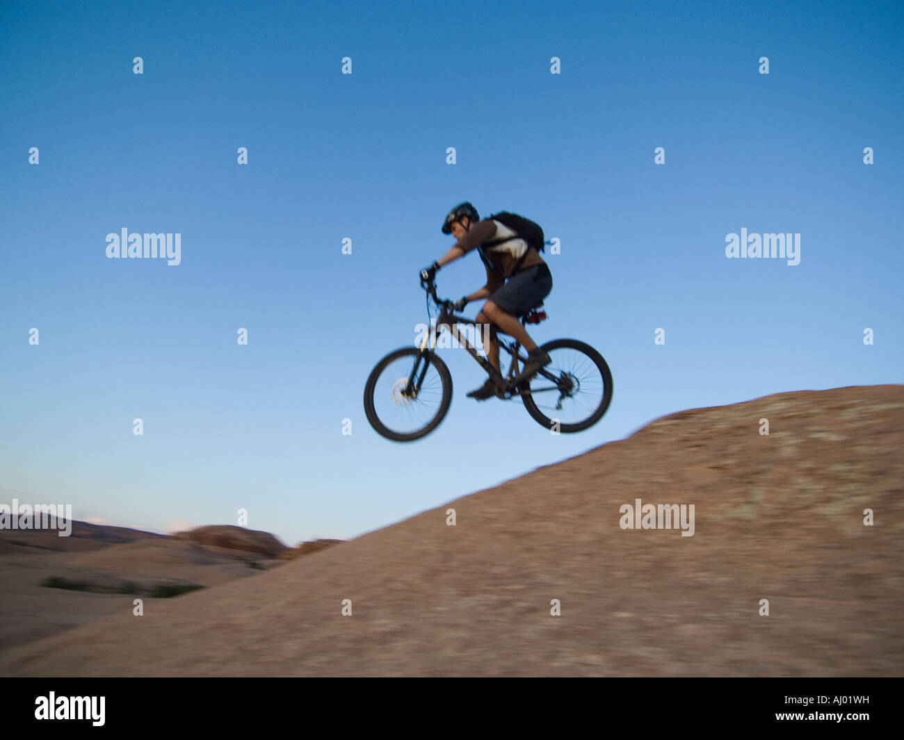 Man riding mountain bike Banque D'Images