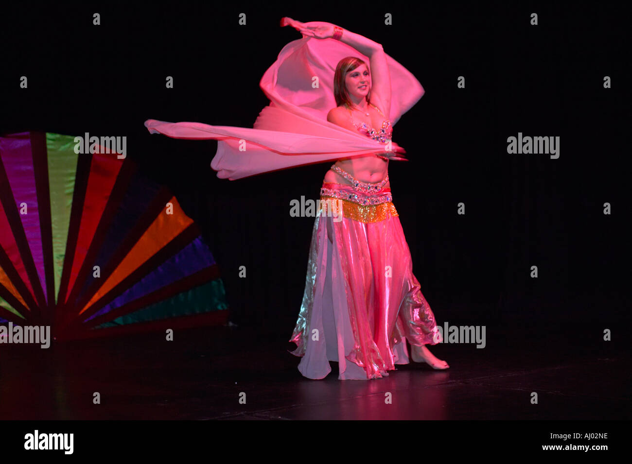 Belly dancer performing on stage danse veil Banque D'Images