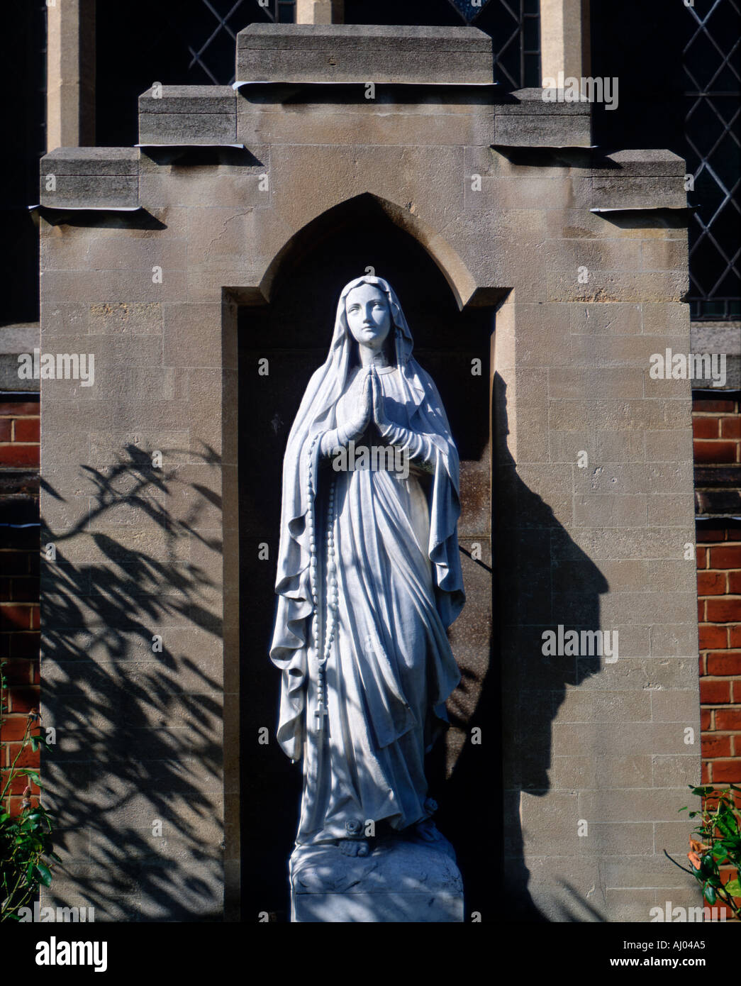 Statue de Vierge Marie l'église à l'extérieur dans le sud de Londres Banque D'Images