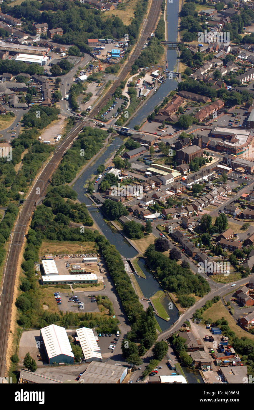 Vue aérienne de Tipton dans les West Midlands England Uk avec le nouveau canal de ligne principale Banque D'Images