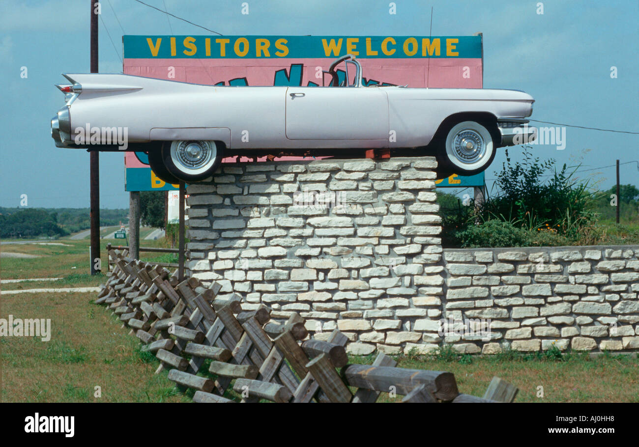 Roadside Attraction d'une Cadillac rose décapotable sur une clôture à l'Est TX Banque D'Images