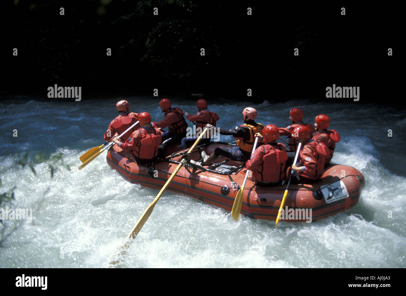 Les garçons de l'Aventure Rafting Dora Baltea river Villeneuve Valle d aosta Italie Banque D'Images