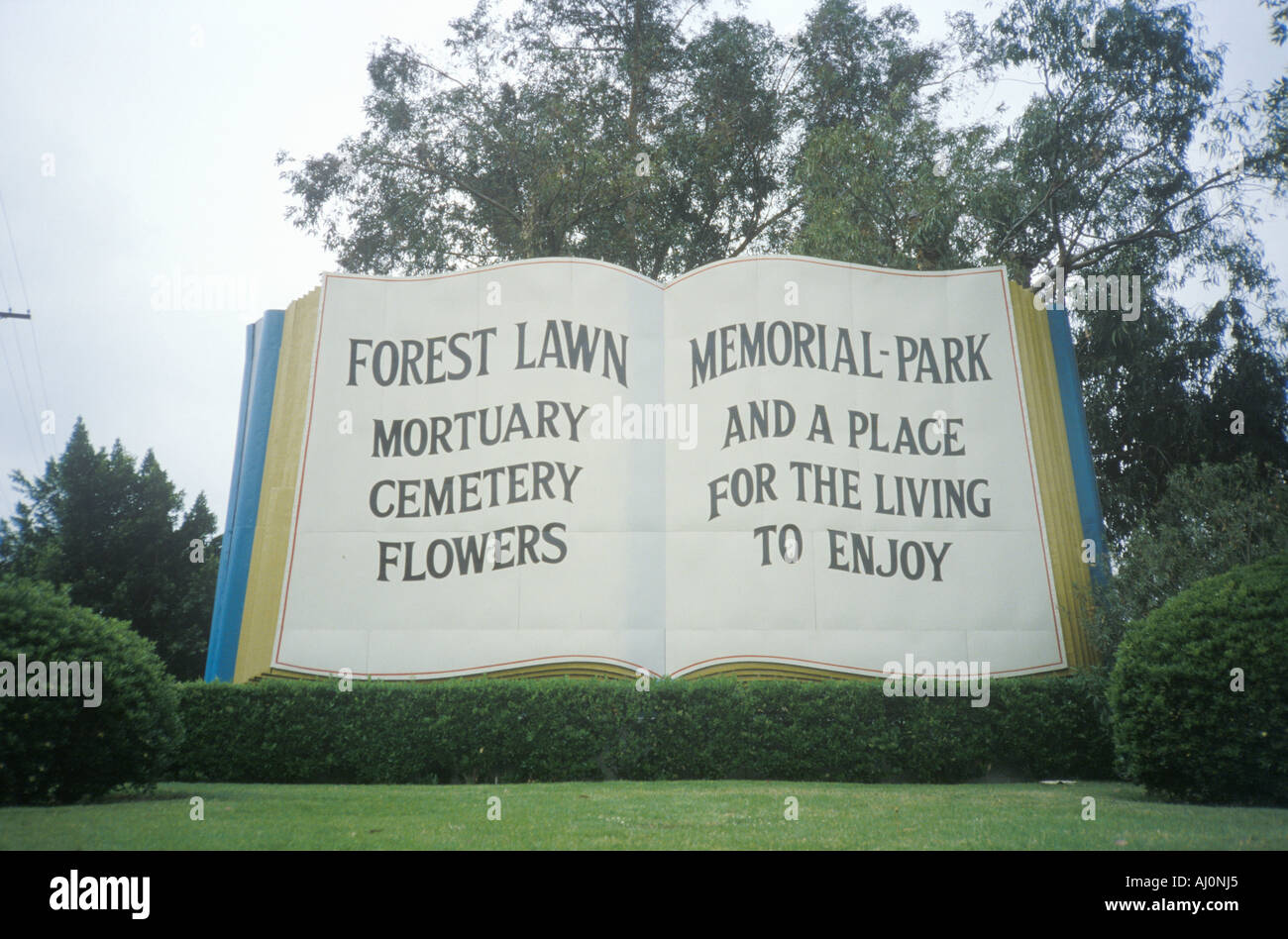 Livre géant à l'entrée du cimetière de Forest Lawn à Los Angeles CA Banque D'Images