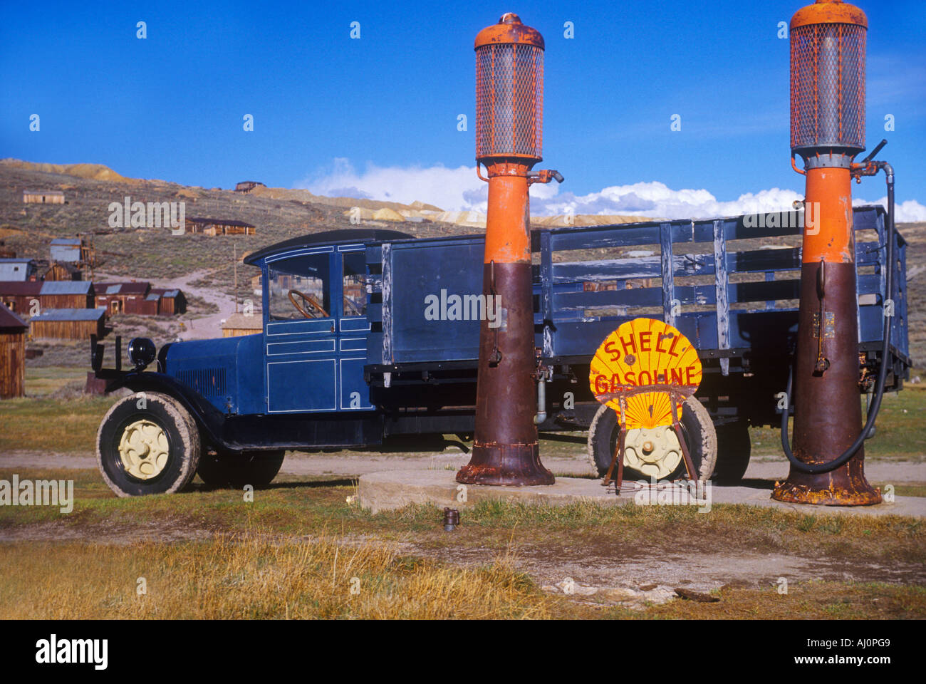 Vieux camion à la station d'essence abandonnés dans la ville fantôme de Bodie CA Banque D'Images