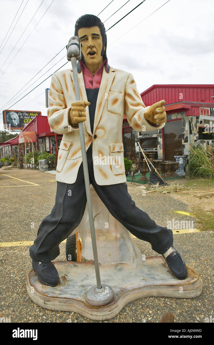 Réplique d'Elvis Presley chantant sur la route dans le sud-est dans la région de GA Banque D'Images