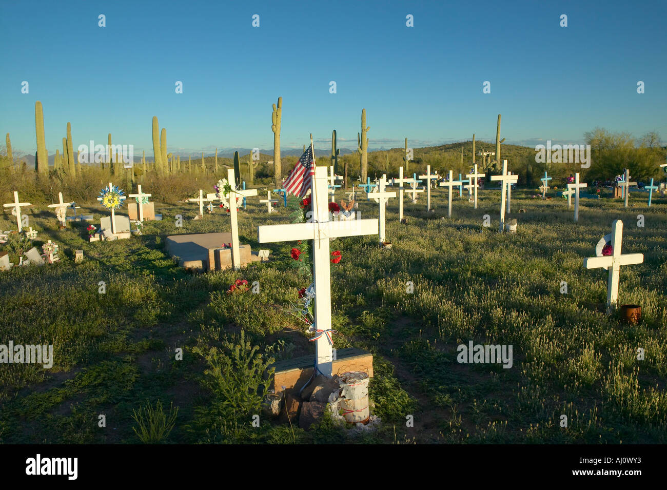Vue du coucher de soleil d'un cimetière catholique avec les croix et les pierres tombales près du tuyau d'Orgue Cactus National Monument à la frontière de Banque D'Images