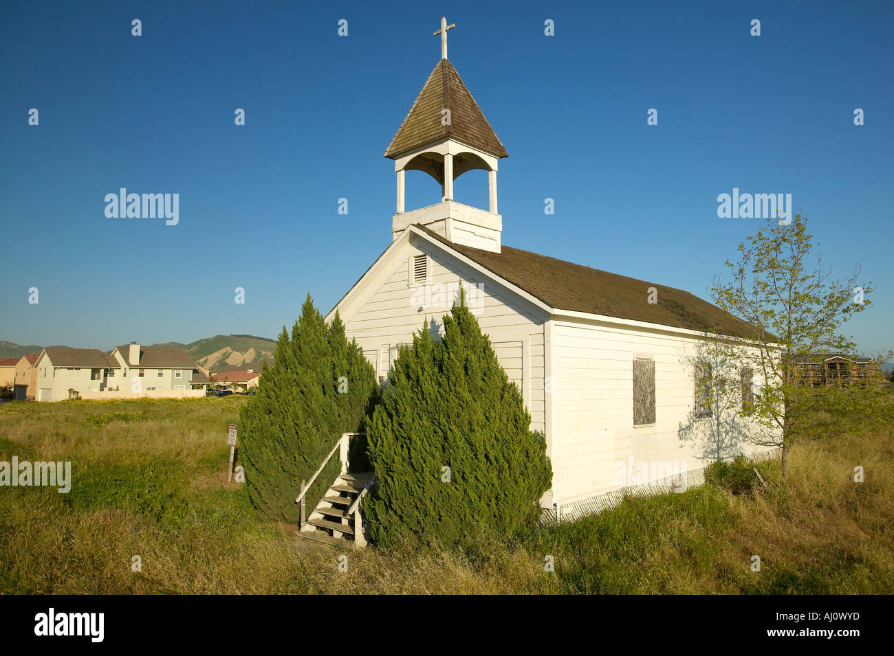 Historique ancienne église près de Somis Ventura Comté CA avec vue d'empiétement new home construction Banque D'Images