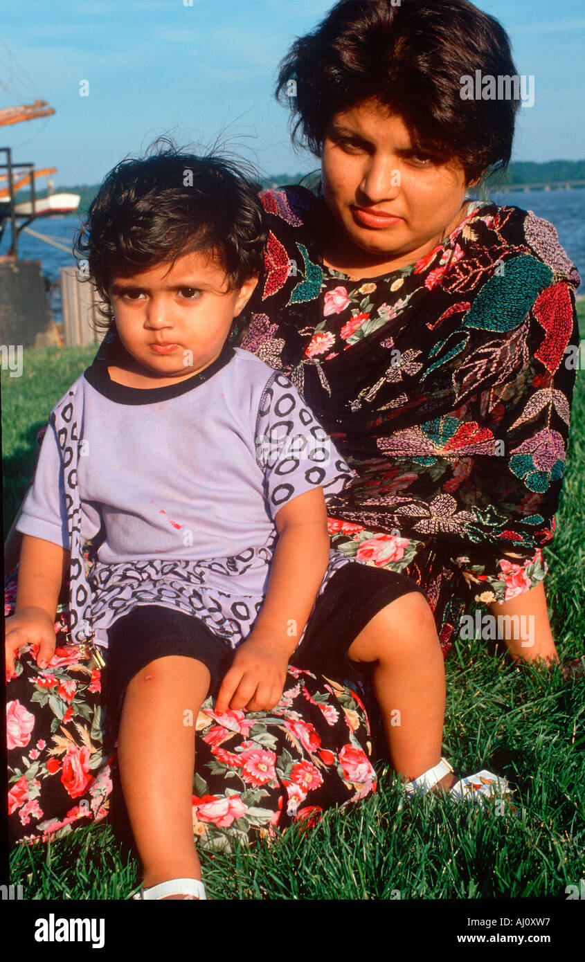 Une mère pakistanaise et de l'enfant dans un port Alexandria VA Banque D'Images