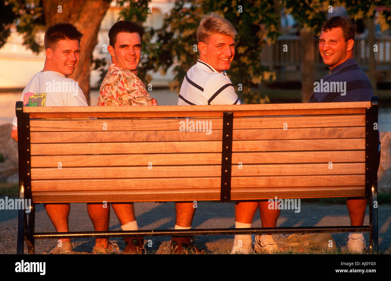 Quatre hommes âgés de collège sur un banc de parc dans la région de Alexandria VA Banque D'Images