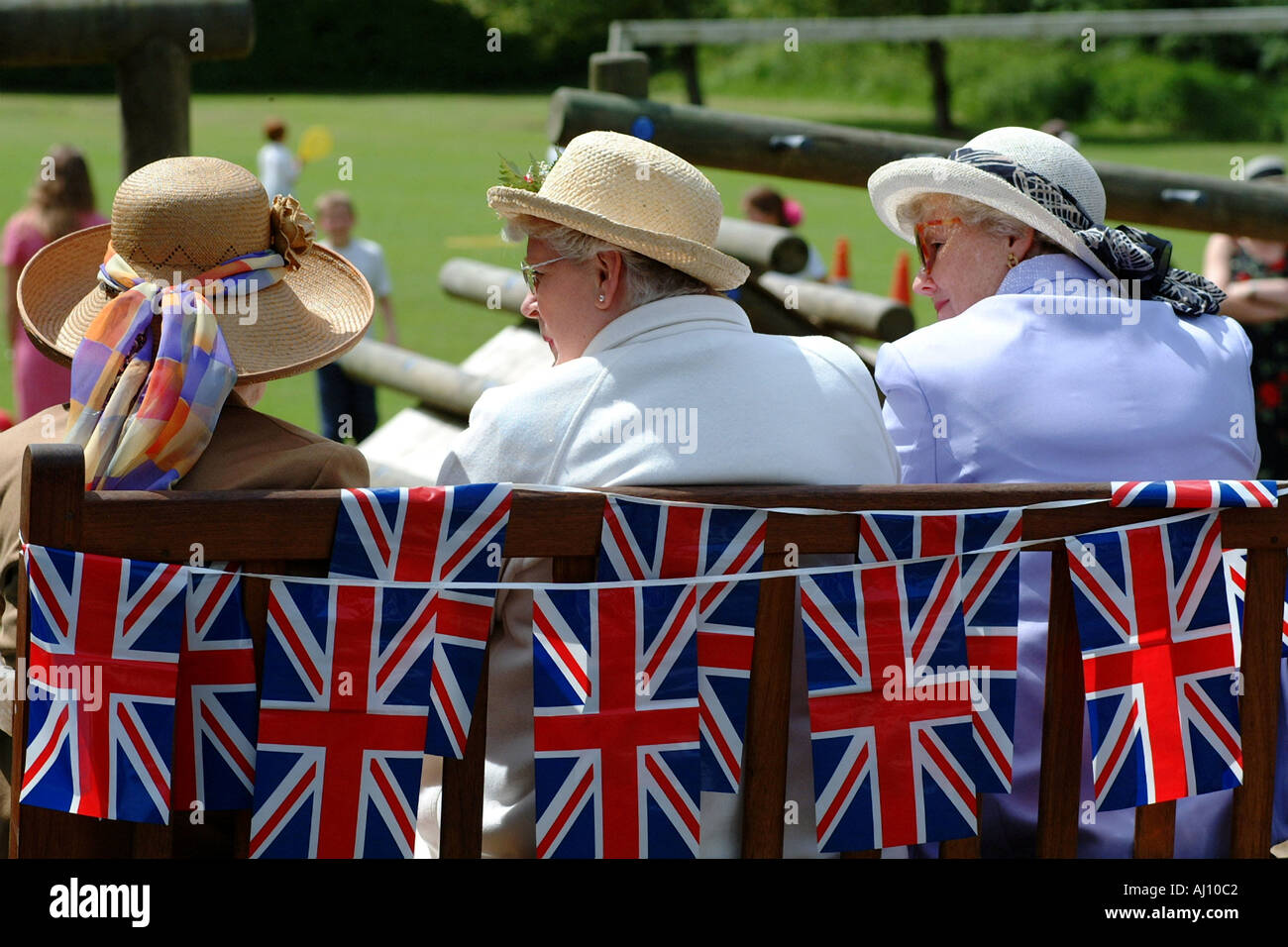 Magazinez Queen festivités du Jubilé dans une cour de l'école Hampshire Ladies wearing Party Hats Banque D'Images