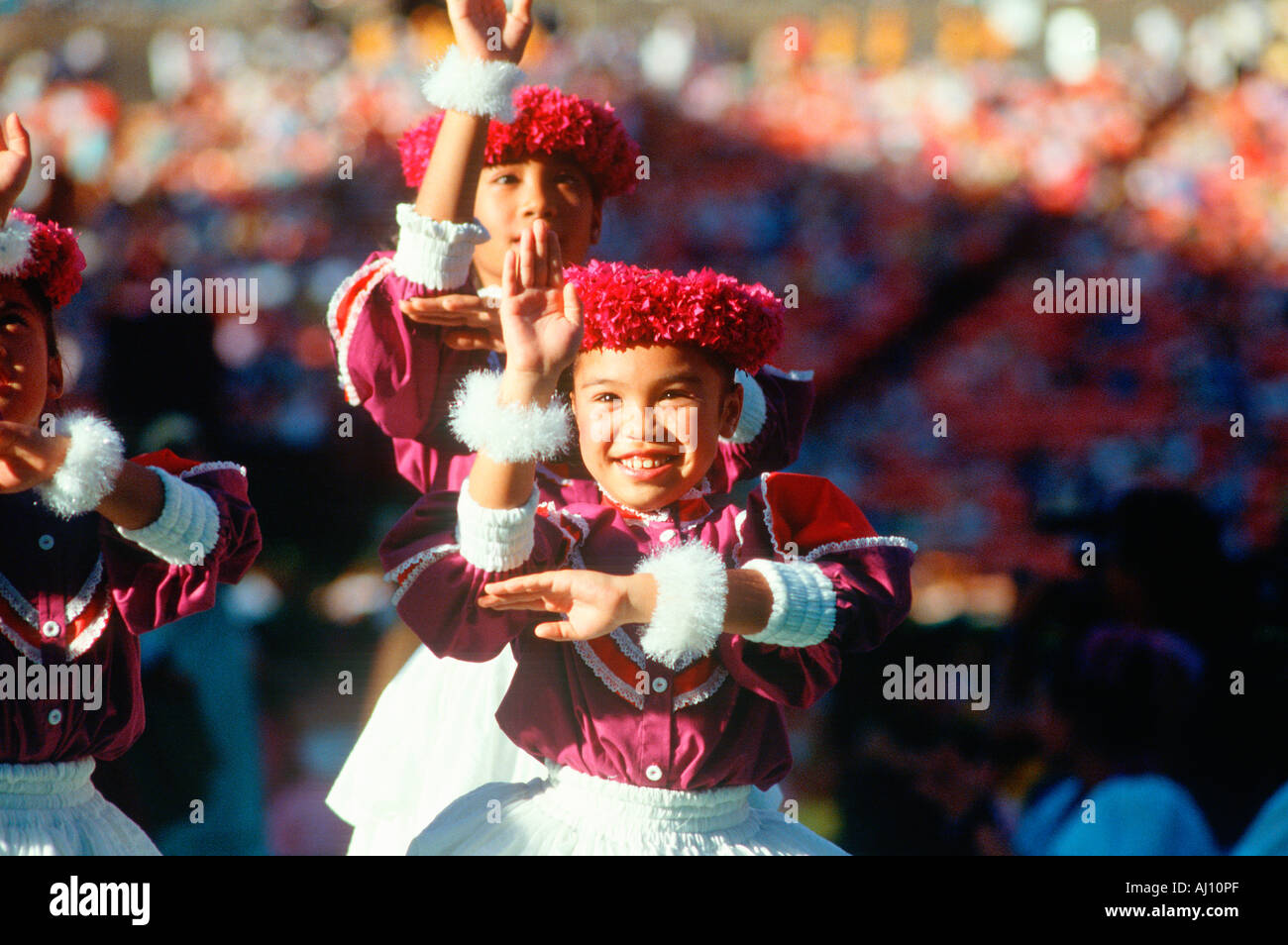 Enfants Hawaïens autochtones effectuant une danse à la célébration du Jour de l'unité HI Ho Olokahi Banque D'Images