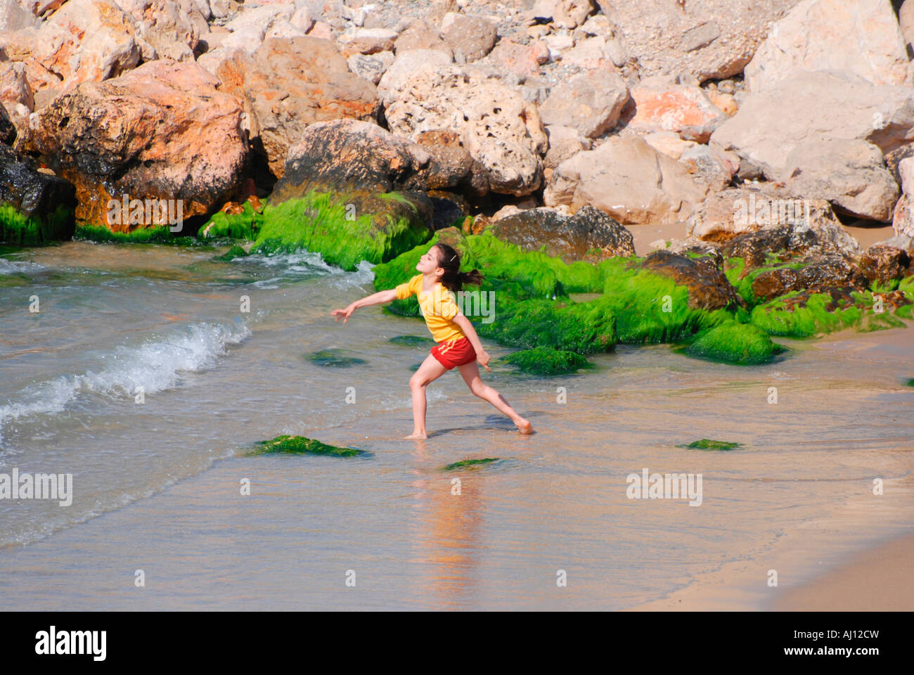 Israël Tel Aviv jeune enfant jouant sur la plage Banque D'Images