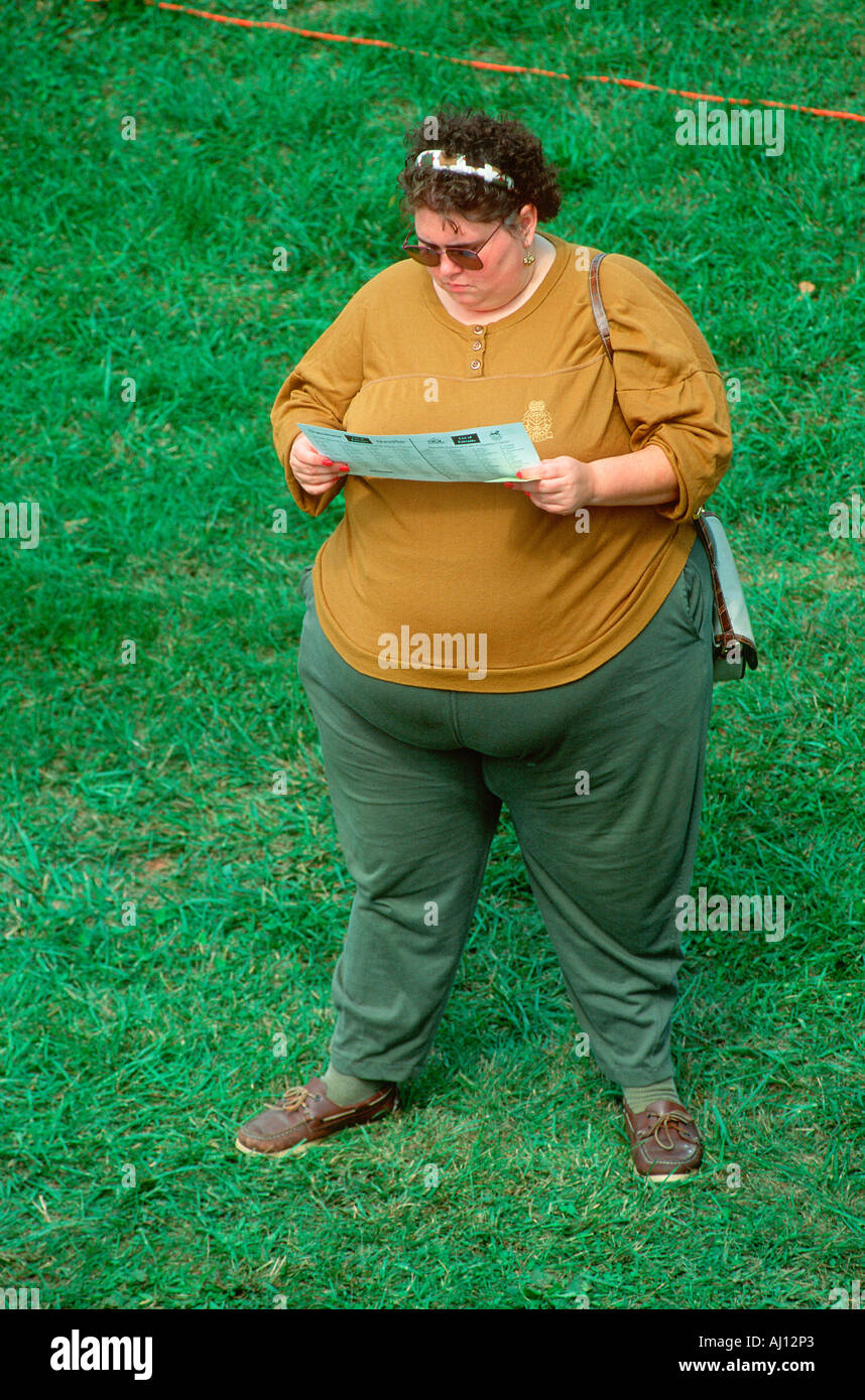 Une grande femme lisant une brochure Columbus OH Banque D'Images