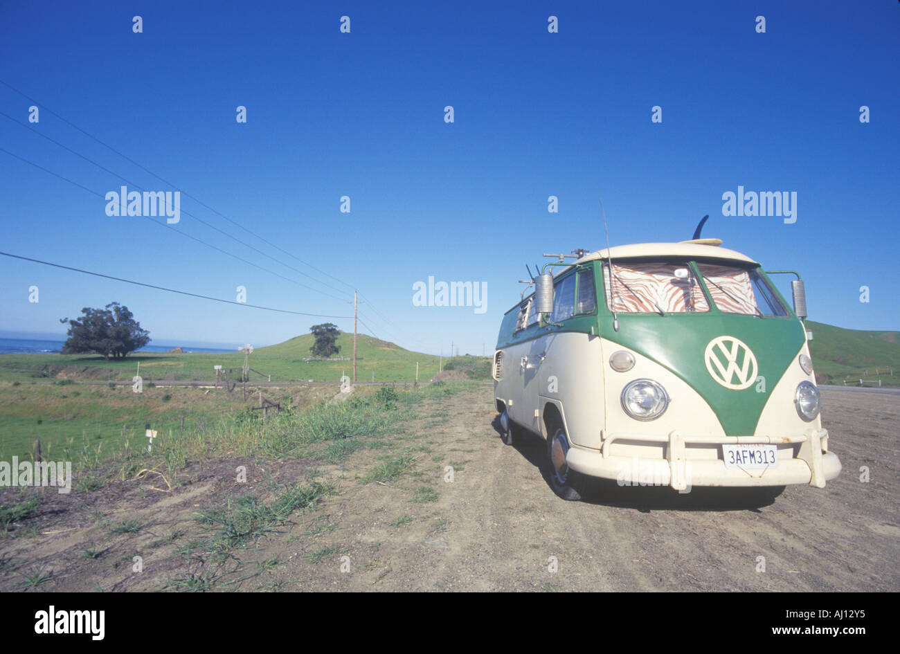 Un van Volkswagen garée sur le bord de la route CA Banque D'Images