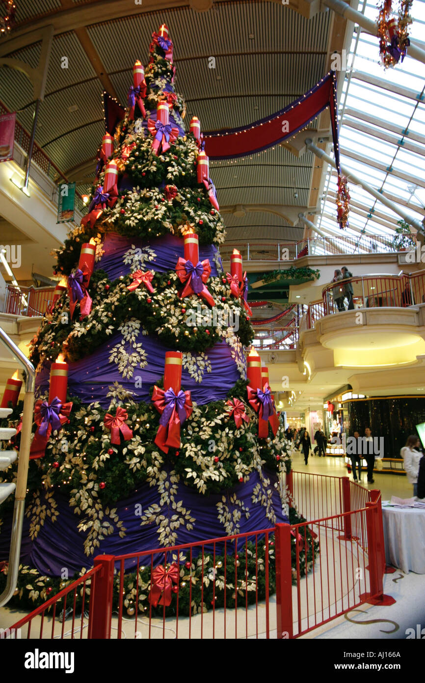 Arbre de Noël dans un centre commercial Banque D'Images