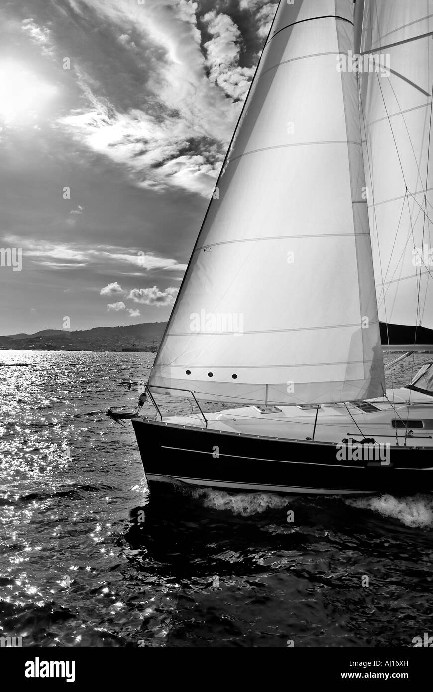 Navires à voile sur un jour nuageux près du sol Banque D'Images