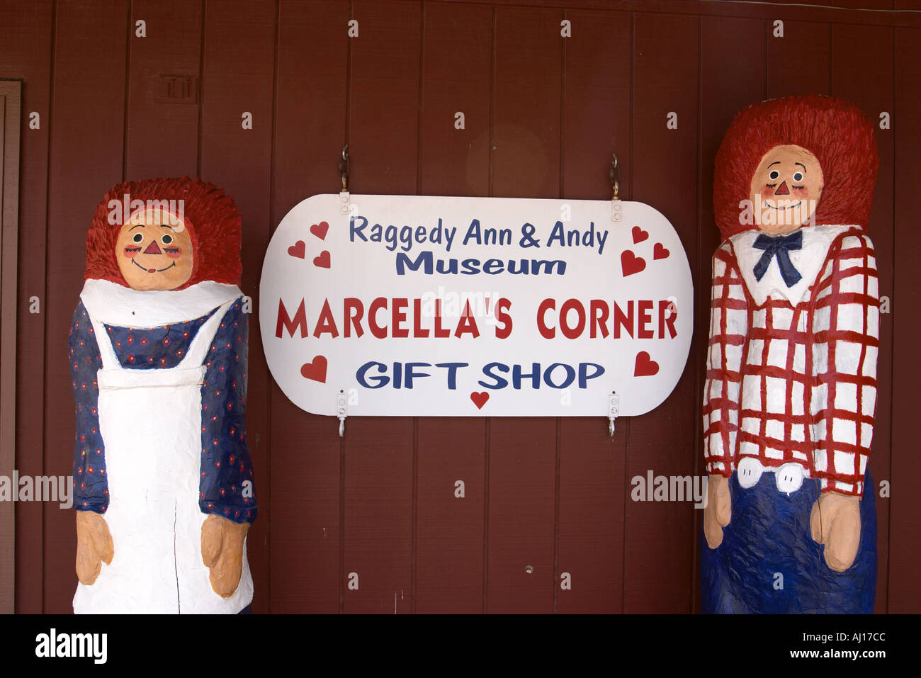 L'ILLINOIS Arcola Raggedy Ann et Raggedy Andy extérieur musée des statues en bois et signer Banque D'Images