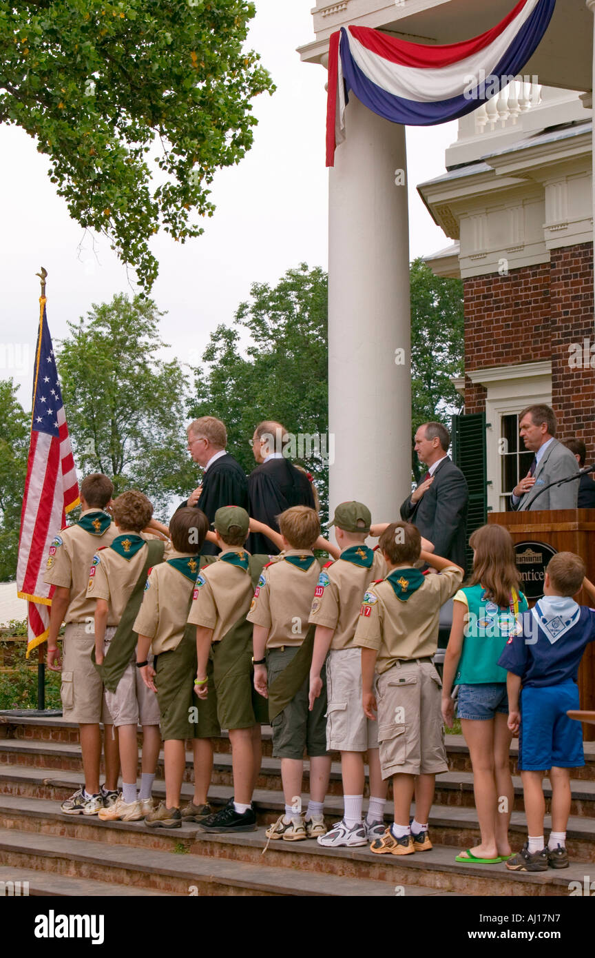 Les Scouts et le juge prononçant le serment d'allégeance avec 76 nouveaux citoyens américains lors de l'indépendance jour Cérémonie de naturalisation Banque D'Images