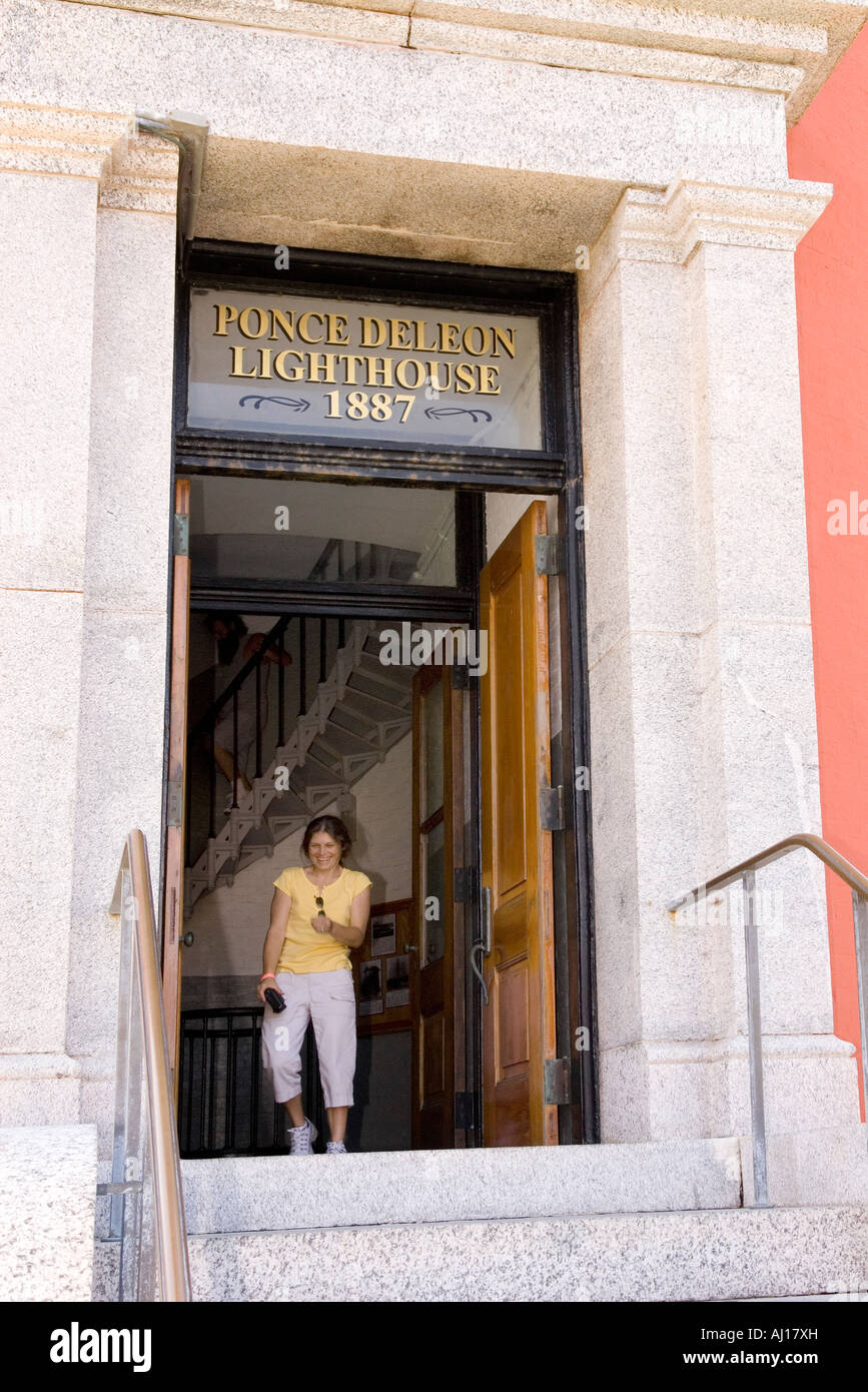 Femme (21-25) qui s'échappe de Ponce de Leon Inlet Lighthouse à St Augustine FL USA Banque D'Images