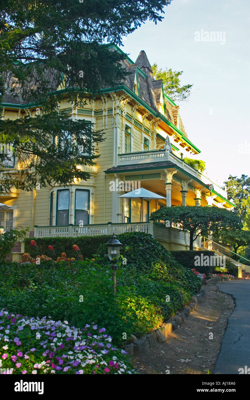 Californie Healdsburg Madrona Manor Inn l'architecture victorienne de fleurs au bord de trottoir extérieur Banque D'Images