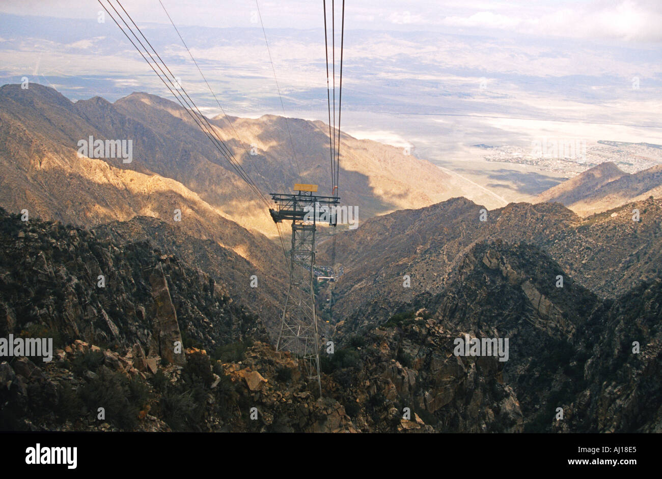 Tramway Aérien de Palm Springs Californie tour support Mt San Jacinto State Park regarder au-dessus de la vallée du désert Banque D'Images