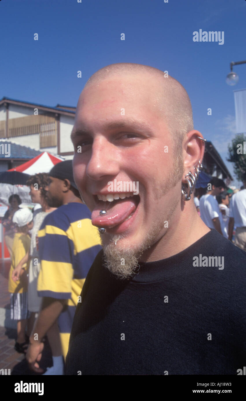 Un jeune skinhead, avec une langue piercée Los Angeles CA Banque D'Images
