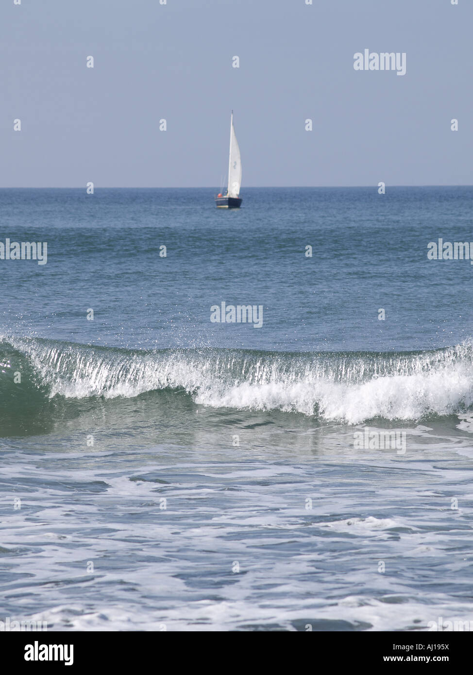 Vue sur mer ou sur un été, à partir de la rive. Banque D'Images