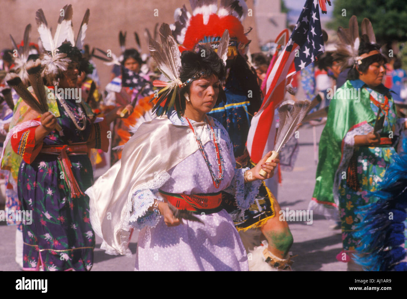 Native American Woman costume complet en effectuant la Danse du maïs cérémonie à Santa Clara Pueblo NM Banque D'Images