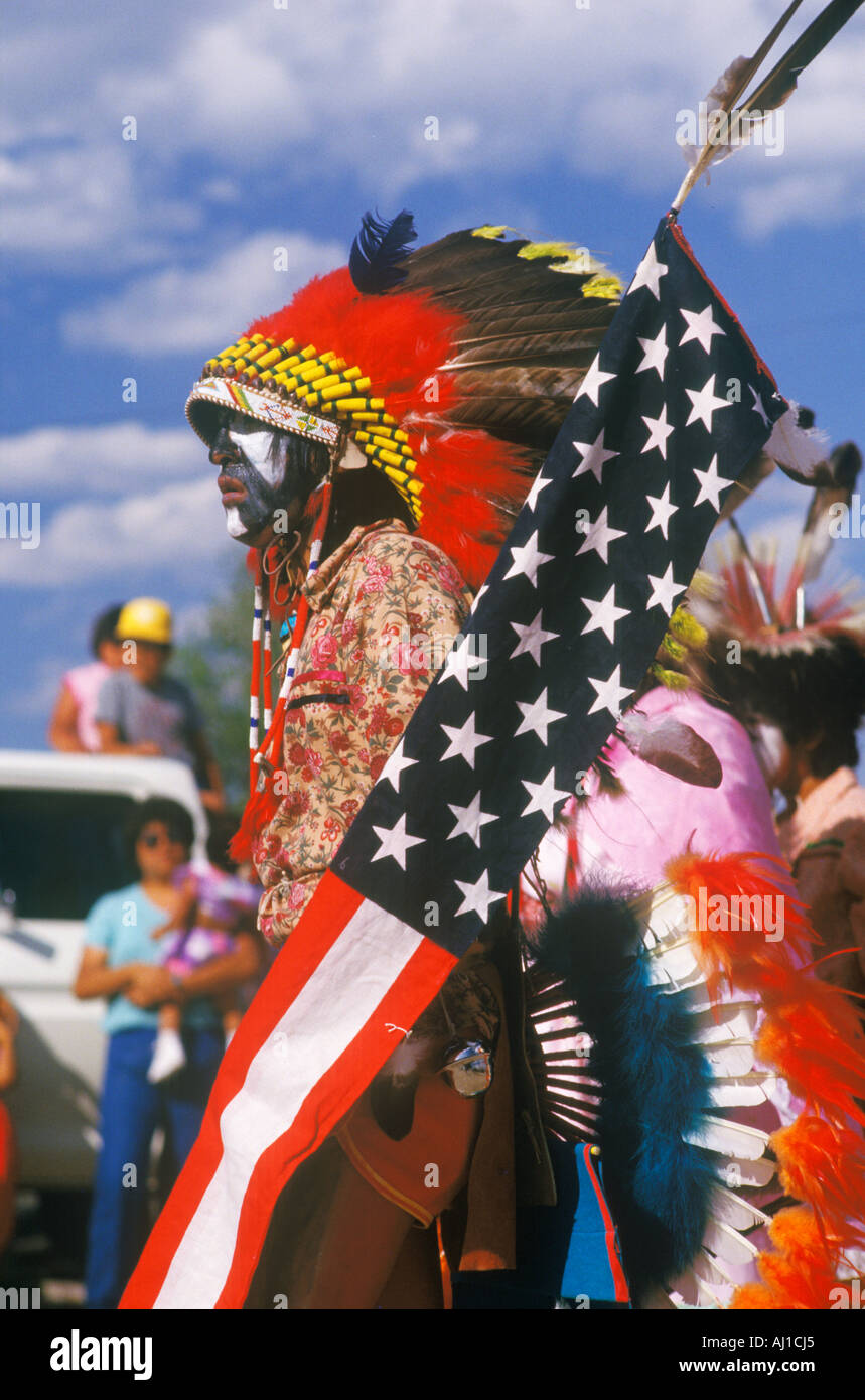 Un Natif américain avec un drapeau américain à la cérémonie de la danse du maïs Santa Clara Pueblo NM Banque D'Images