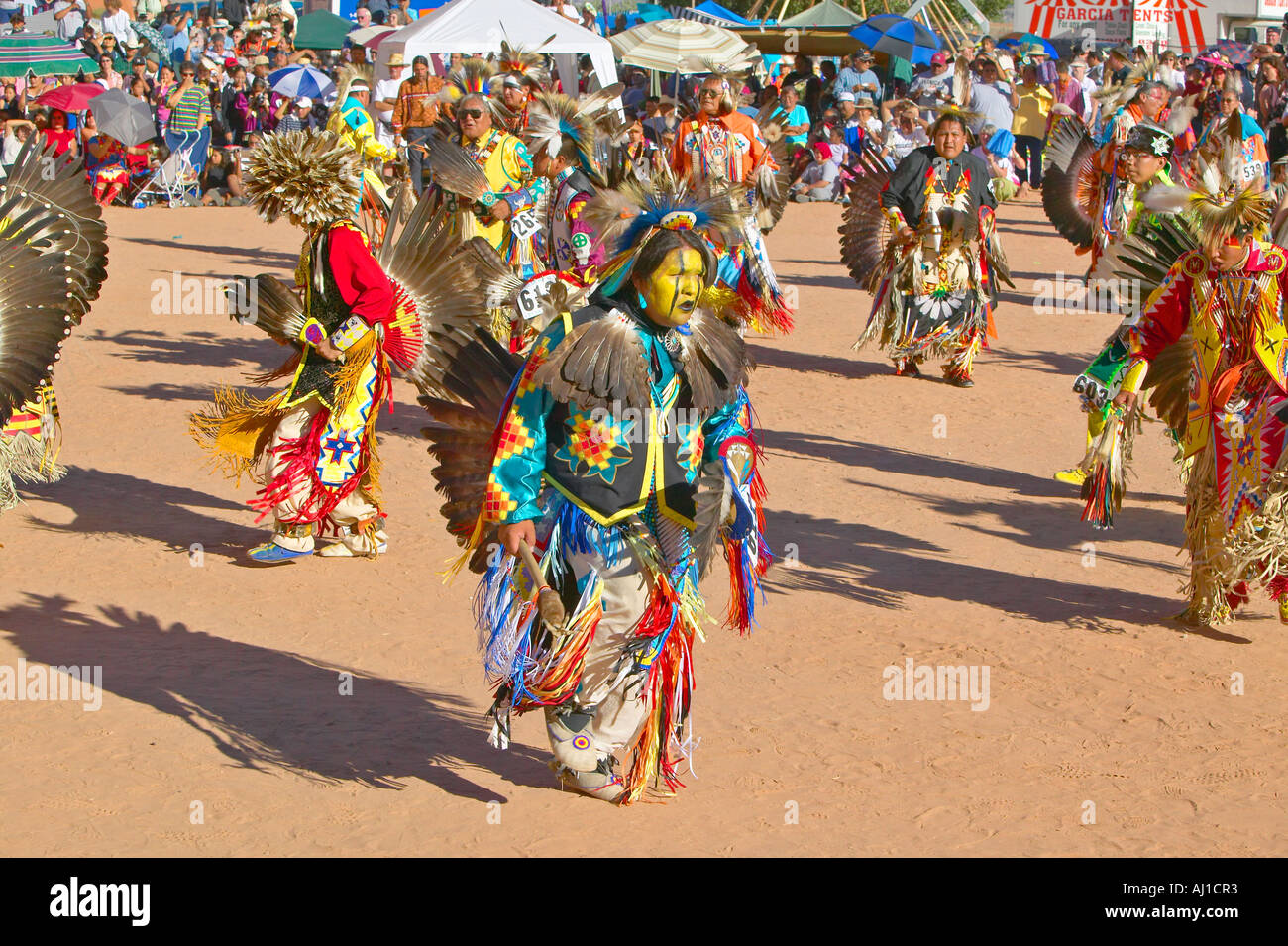 Les Amérindiens en full regalia dancing au pow wow Banque D'Images