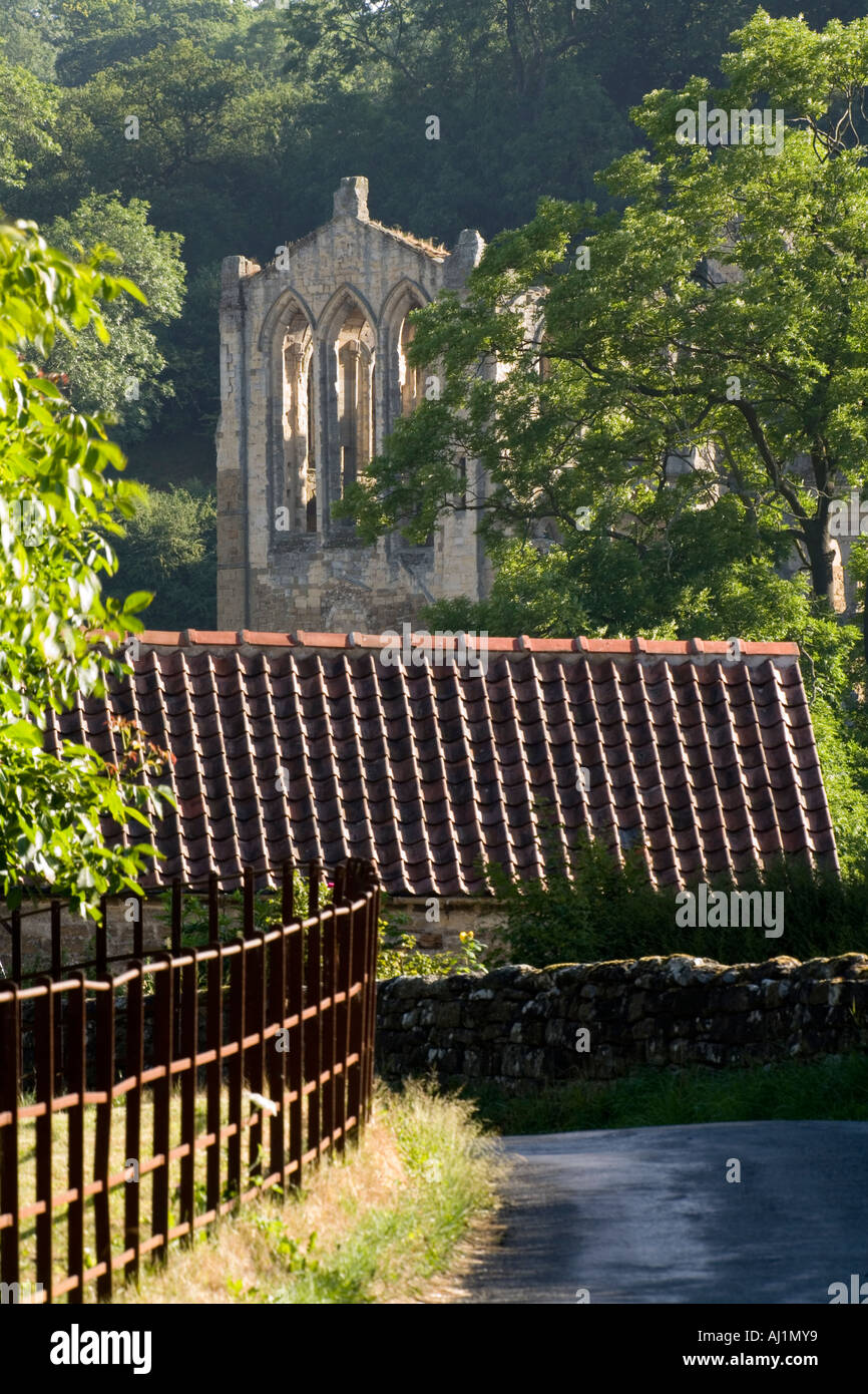 La route de Rievaulx Village avec en arrière-plan l'abbaye de Rievaulx Yorkshire UK Banque D'Images