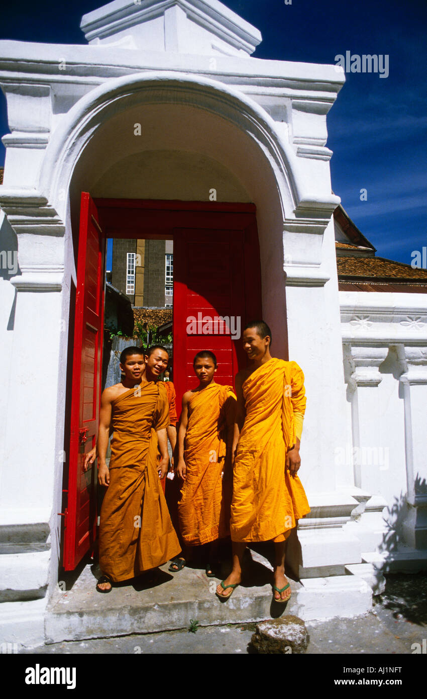 Les moines bouddhistes ensemble dans la porte de temple à Bangkok. La Thaïlande. Banque D'Images