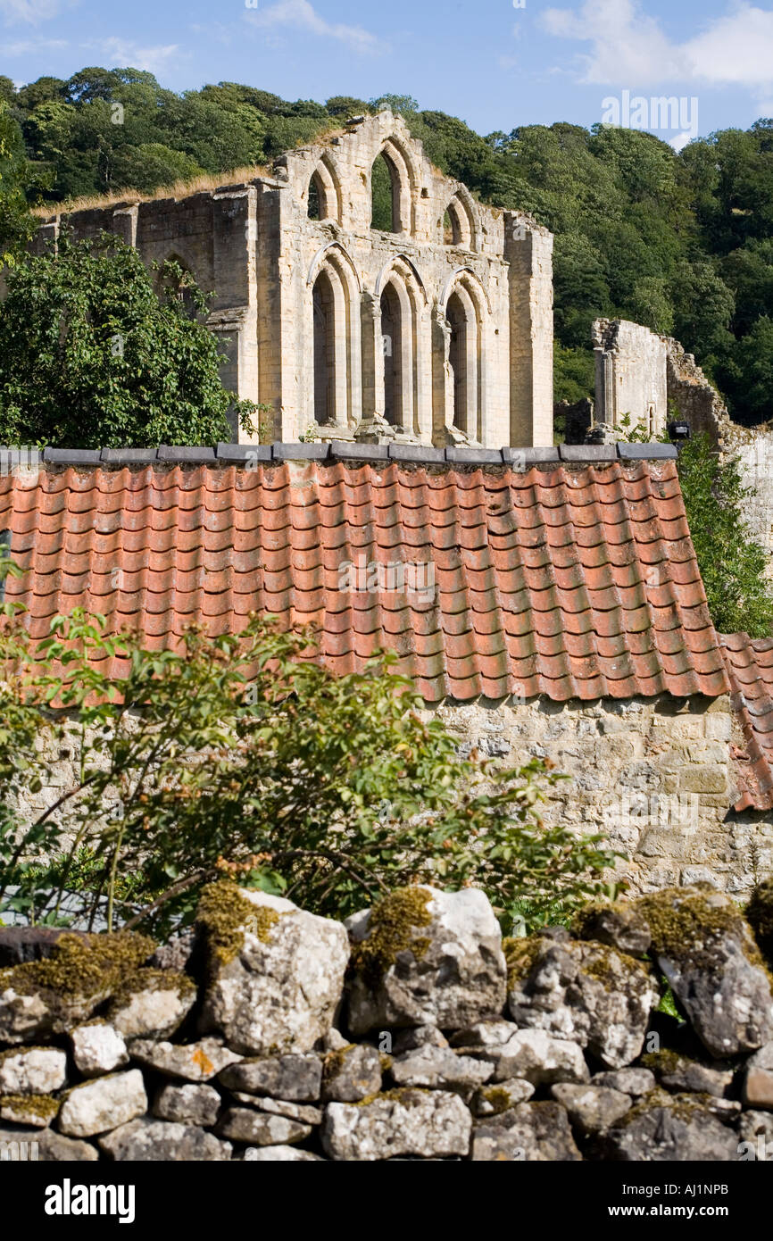 Rievaulx village avec les vestiges de l'abbaye de Rievaulx cistercienne (suite) Banque D'Images