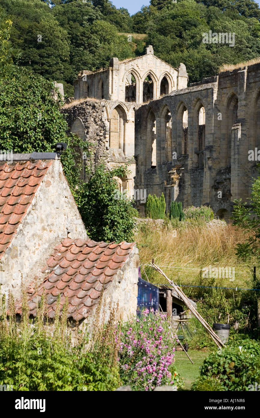 Rievaulx village avec le reste du Cistercien Rievaulx (cond..) Banque D'Images
